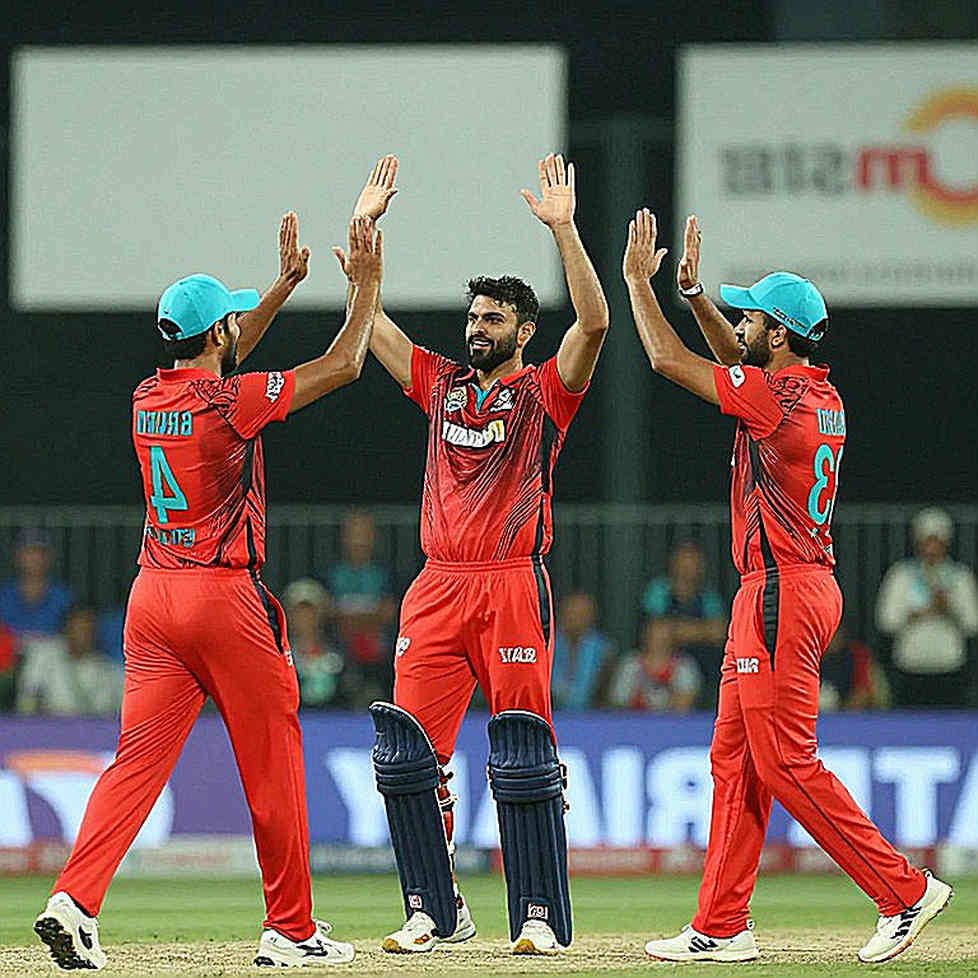 বিপিএল ট্রান্সফার উইন্ডো: খুলনার ড্রেসিংরুম থেকে ওয়েজ বিলের আসল ছবি বিপিএল ট্রান্সফার উইন্ডো: খুলনার ড্রেসিংরুম থেকে ওয়েজ বিলের আসল ছবি